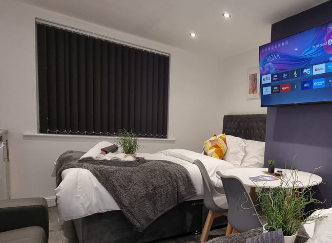 Spacious Double Room for Single or Couple Main Photo