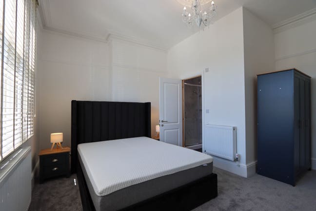 Modern Ensuite Room | Bills Included Main Photo