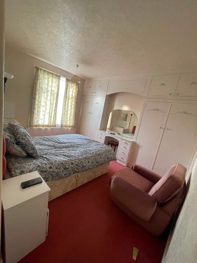 🏡 Spacious Double Room – 5 Minutes to Gants Hill  Main Photo