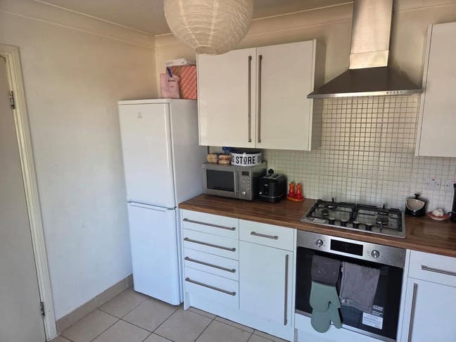 Spacious 2-bed flat, whole flat available Main Photo