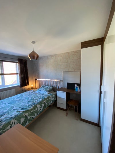  Spacious double bed room in family home(RG7 1) Main Photo