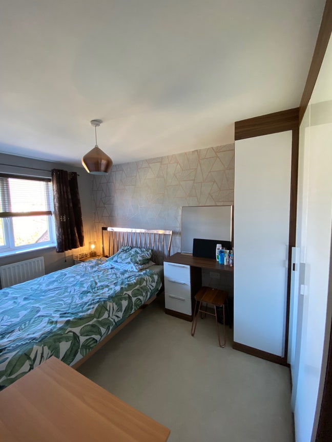  Spacious double bed room in family home(RG7 1) Main Photo