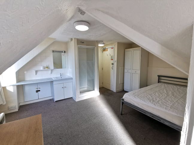 Large Double Ensuite Room near Lansdowne Main Photo
