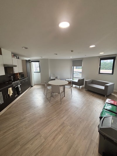 1 room 5 bed flat at St David's Student Roost Main Photo