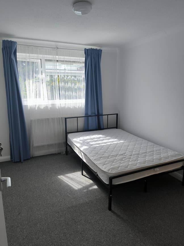 Double Room in Spacious 4-bedroom house in Laindon Main Photo