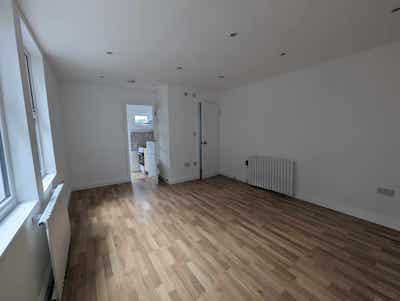 Great Studio Flat 3 mins away from Palmers Green Main Photo