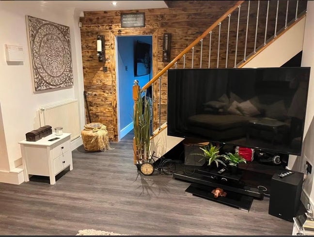 Beautiful room available  Main Photo