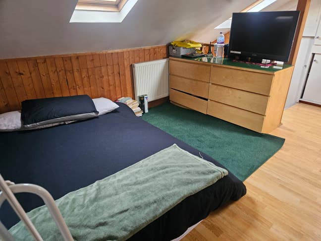 Double Room near Clapton Station Main Photo