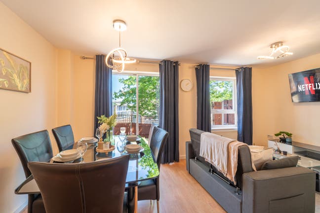 Central B15 | 4Bed, 2Bath House w/ Bills + Parking Main Photo