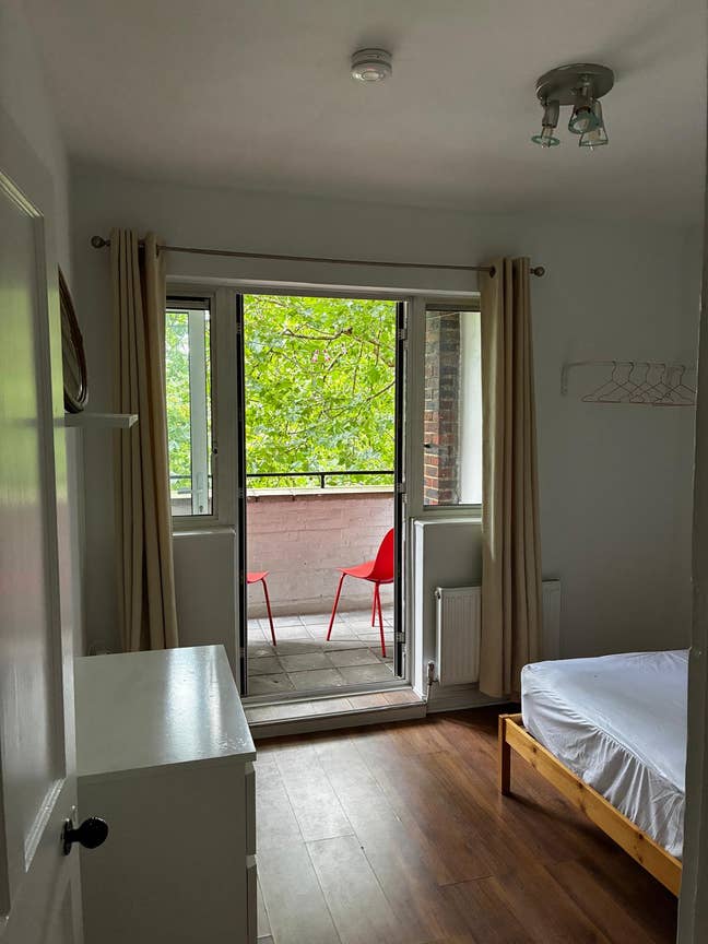 Double room with balcony overlooking Peckham Rye Main Photo