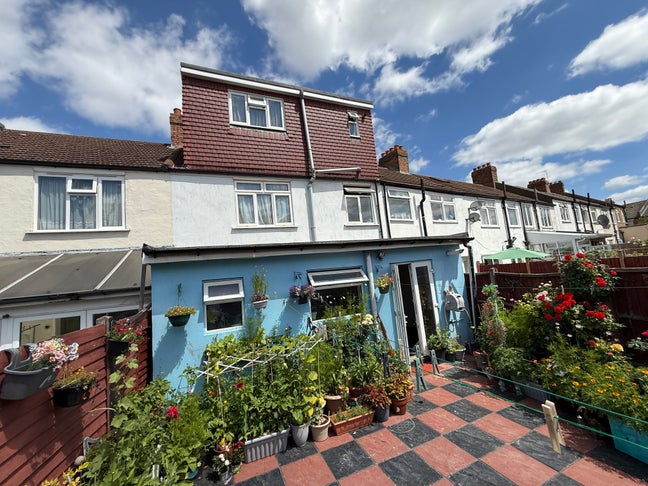 Whole 4 bed terraced house in CR7 Main Photo