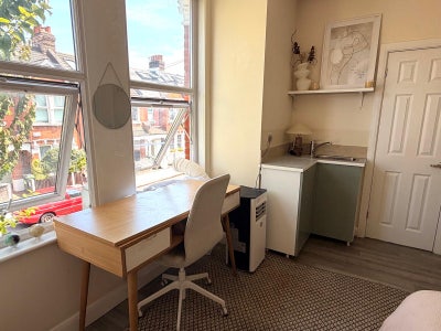Bright studio flat Sheperds Bush W12 Main Photo