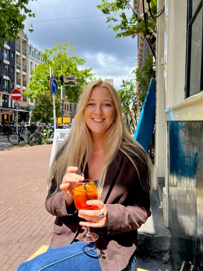 Friendly professional girl looking for a Room✨ Main Photo