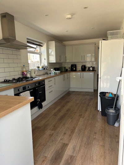 En-Suite Room Available Now – Parking Included Main Photo