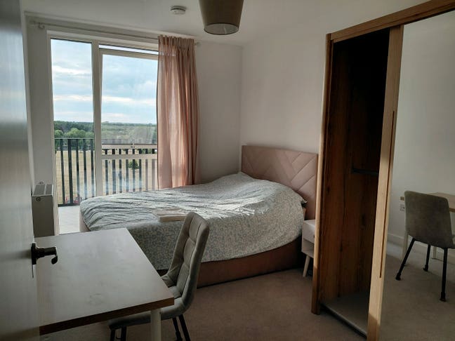 Double room in a two bedroom flat Main Photo