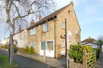Bright Spacious Double Bedroom In 3 Bed House.  Main Photo
