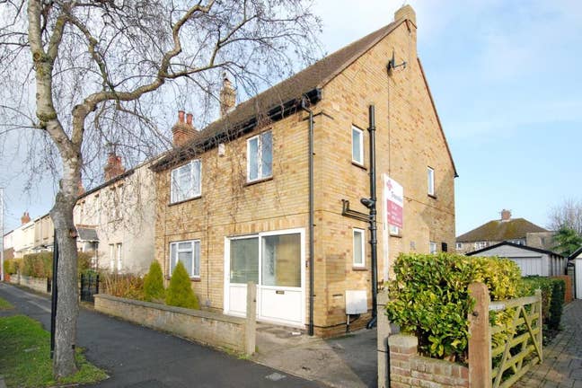 Bright Spacious Double Bedroom In 3 Bed House.  Main Photo