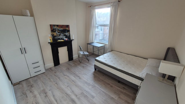3 Rooms for 3 Friends - 1 minute walk to King's 🏥 Main Photo
