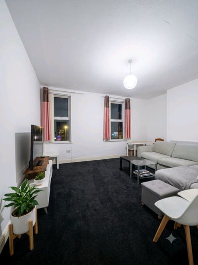 Huge Double Room ALL BILLS + Weekly Cleaner  Main Photo