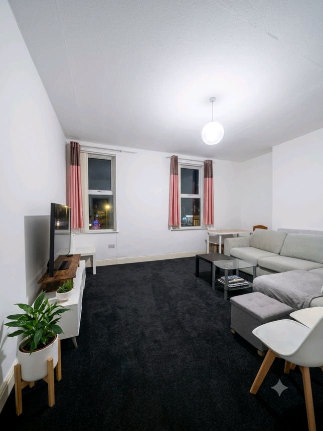 Huge Double Room ALL BILLS + Weekly Cleaner  Main Photo