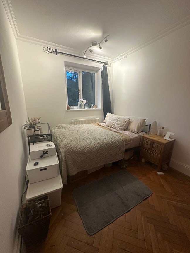 Bright Double Room in 3-Bed-Girls-Only Earlsfield Main Photo