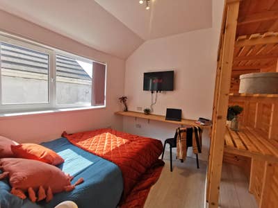 High-Quality Rooms📺 | Bills Inc | Port Tennant📍 Main Photo