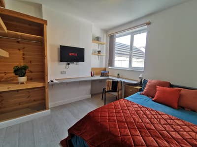 High-Quality Rooms📺 | Bills Inc | Port Tennant📍 Main Photo