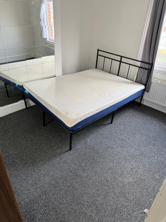 Double room to let Ilford 1Min walk to ilford lane Main Photo