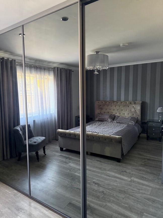 Luxury Double Bedroom in Modern House, North Hayes Main Photo