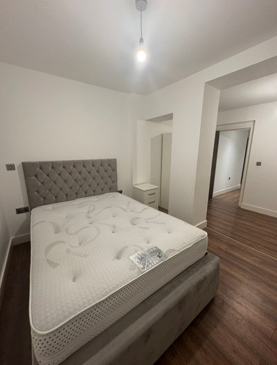 Ensuite double room - 2 Min to station Main Photo