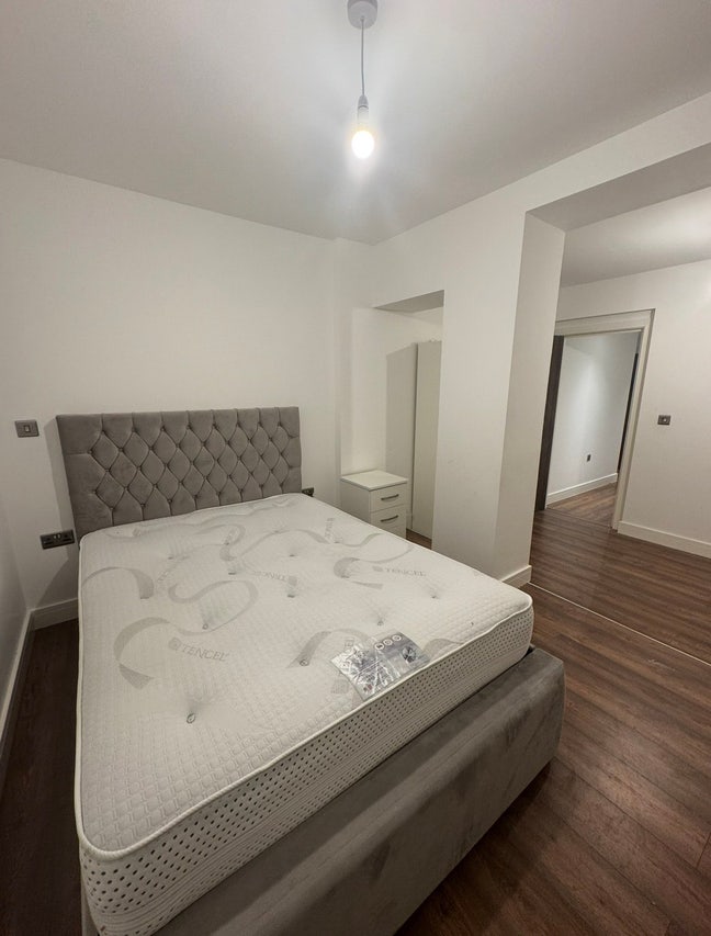 Ensuite double room - 2 Min to station Main Photo