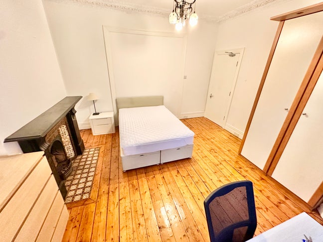 Double Rooms Available Now in Prime Parsons Green Main Photo