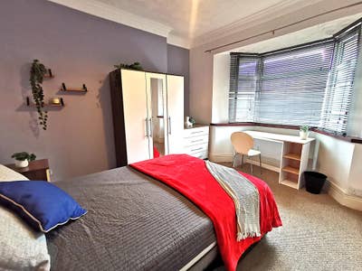 Stylish Room  | Bills Inc | Great M4 Access 📍 Main Photo