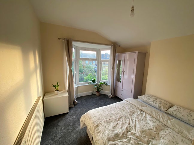 Spacious Double Room – Single Professional Only Main Photo