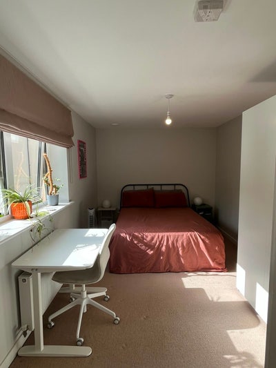 Large furnished king size room with bathroom Main Photo