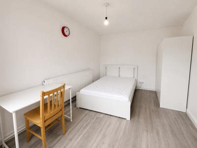 Master Bedroom | 4 minutes walk to station Main Photo