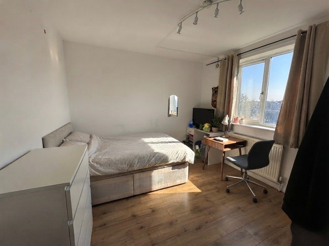 Spacious Double room near Clapham junct station Main Photo