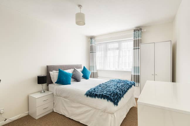 Room available in a friendly professional house Main Photo