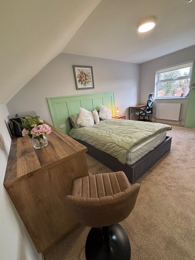 Large Self-Contained En-Suite Room Main Photo