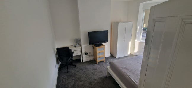 Large double room in fabulous house. Inc bills.  Main Photo