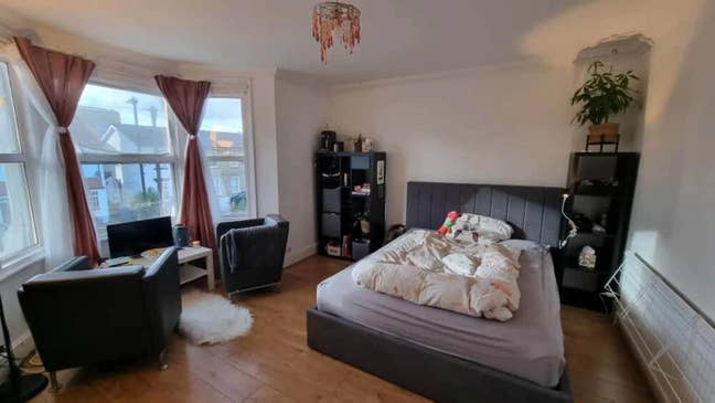 Bright and Spacious Room close to Lizzy Line Main Photo