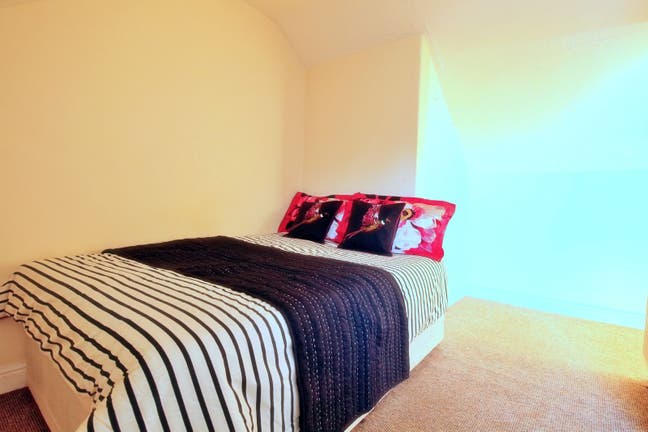 Double Room 📍 Prime Location near Monks Road |✨ Main Photo