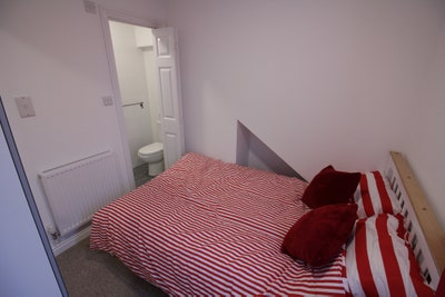 Ensuite double on Chatsworth Road Main Photo