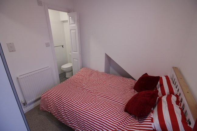 Ensuite double on Chatsworth Road Main Photo