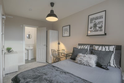 🏙️ Comfy Ensuite + City Centre Location! Main Photo