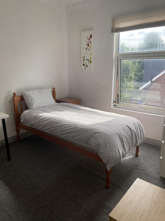 Spacious Double Room Available Main Photo