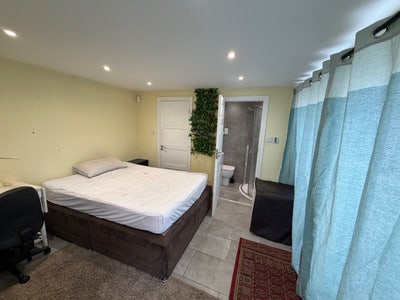 Double Ensuit room (out building)  Main Photo