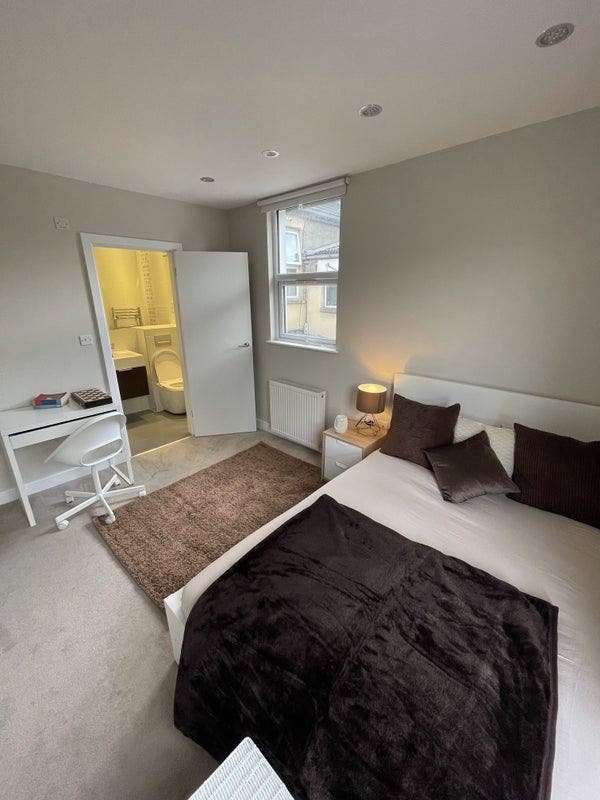 Spacious Double Room Ensuite Right Next To Station Main Photo