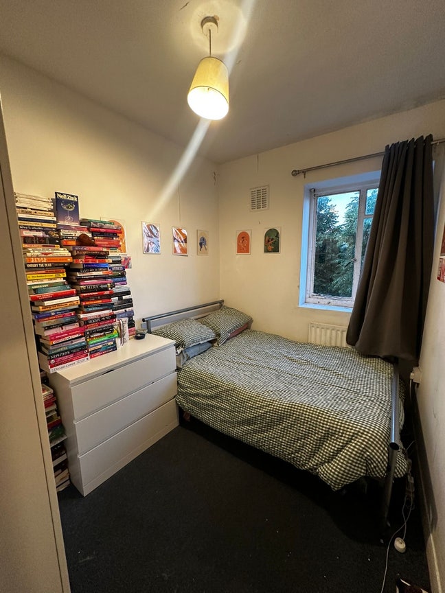 Small double room in chill Clapham flatshare.  Main Photo
