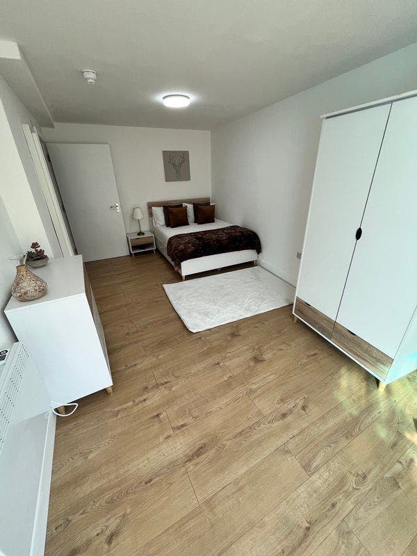 Large Ensuite with Private Entrance and Wet room! Main Photo